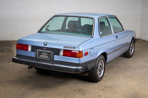 فروش ب ام و 320i مدل 1977 با کارکرد تنها 14 هزار کیلومتر ۱