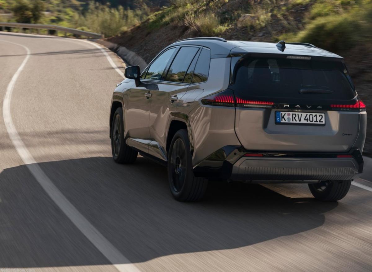 افزایش فروش خودروهای تویوتا به لطف سیستم هیبرید PHEV - 2.jpg