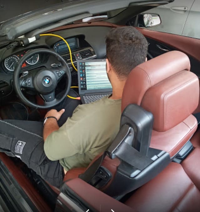 تعمیرات تخصصی بی ام و در تعمیرگاه رحمانفر.jpg