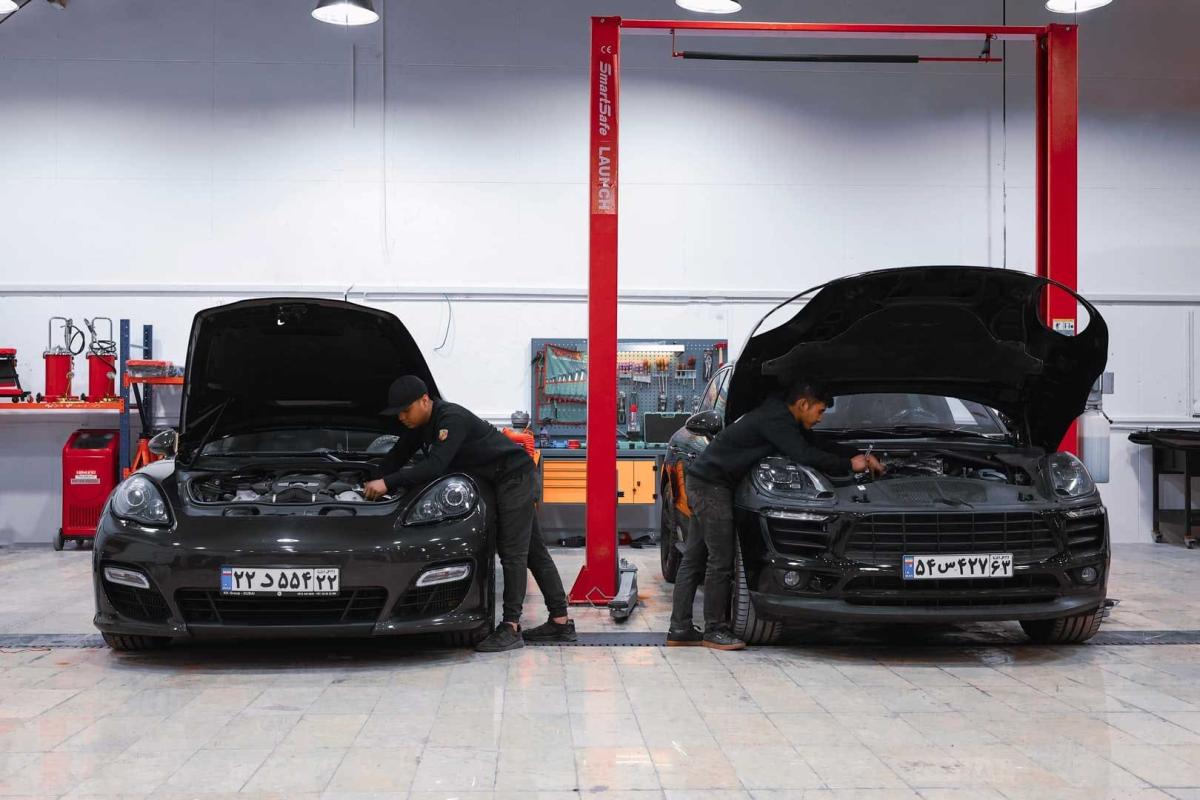تعمیرات و نگهداری پورشه پانامرا و ماکان در تعمیرگاه هیولا آلمان.jpg