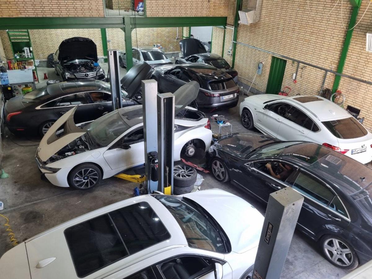 تعمیرات i8 در تعمیرگاه سورنا.jpg