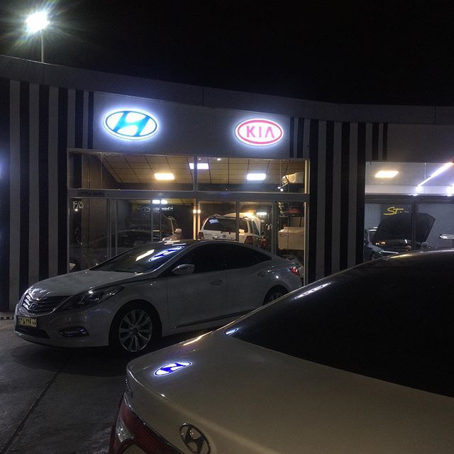 تعمیرگاه اتویونیک - نمای بیرونی در شب.jpg