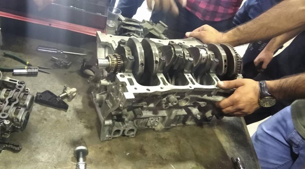 تعمیرگاه برادران نادری در کرج - تعمیرات موتور - 2.jpg
