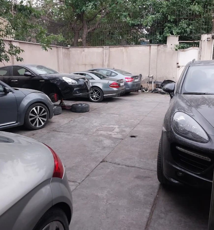 تعمیرگاه تارک خودرو در غرب تهران - نمای داخلی .jpg