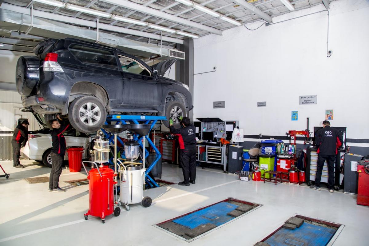 تعمیرگاه تخصصی پروشات خودرو - سالن تعمیرگاه.jpg