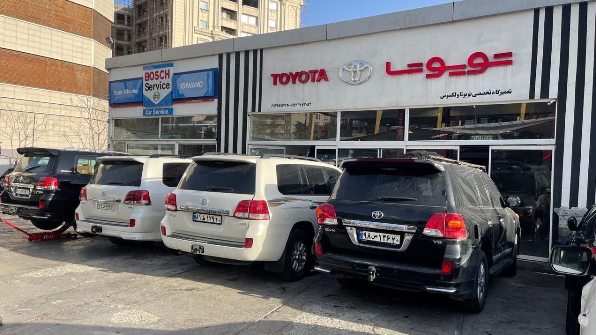 تعمیرگاه لندکروز کورد در نیاوران.jpg