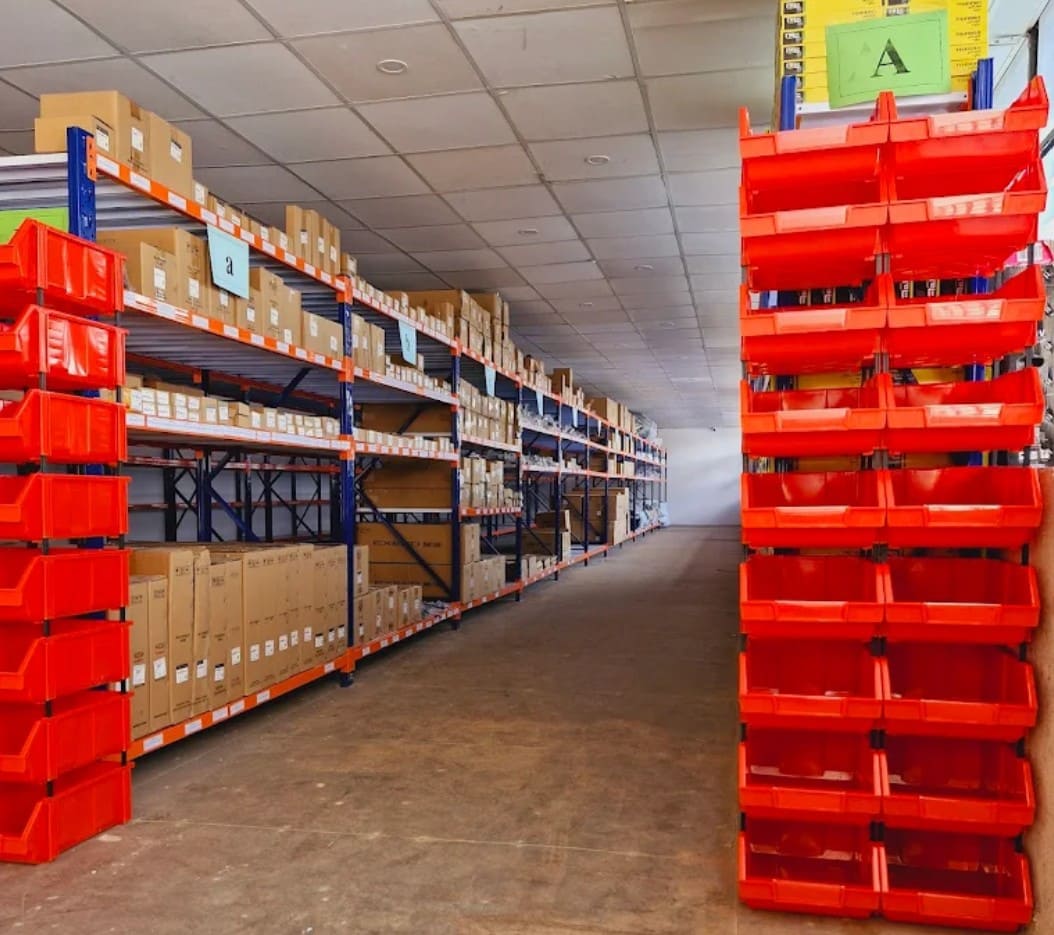 تعمیرگاه مدیران خودرو خسروانی در شرق تهران - کد 193 - انبار قطعات - 2.jpg