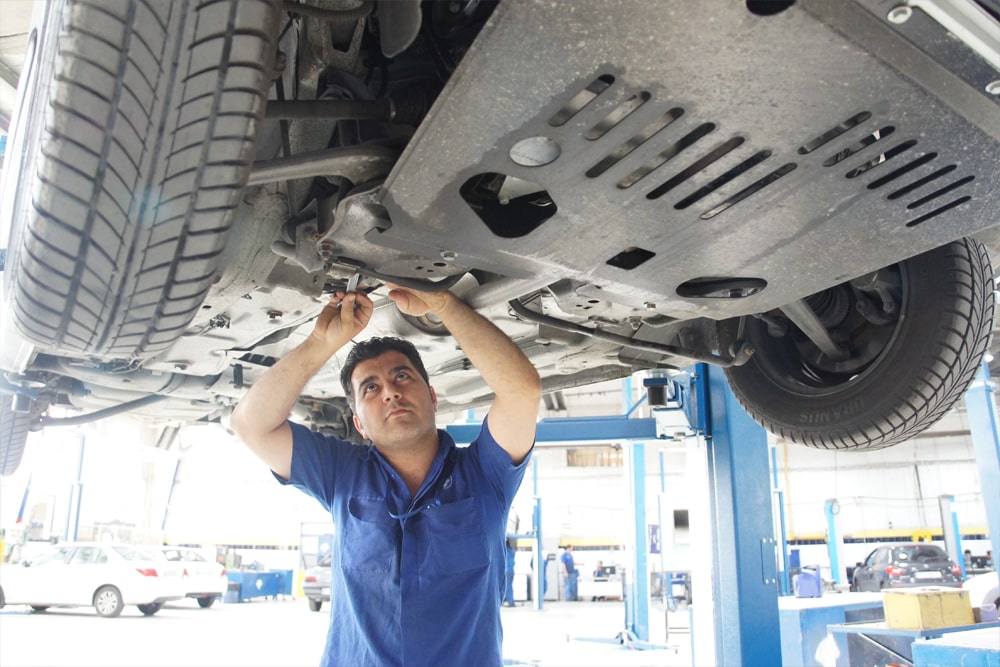 تعمیرگاه مرکزی و نمایندگی شماره 1 ایران خودرو - تعمیرکار.jpg