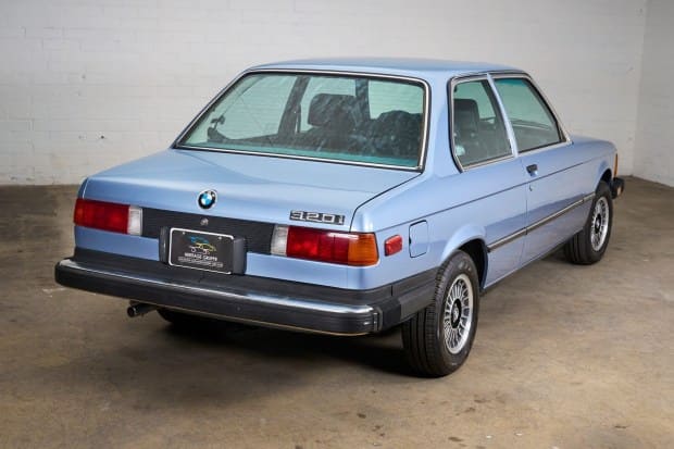 فروش ب ام و 320i مدل 1977 با کارکرد تنها 14 هزار کیلومتر - نما پشت.jpg