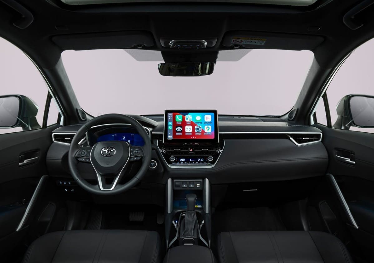 فضای داخلی تویوتا کرولا کراس هیبرید.jpg