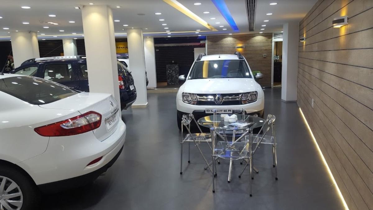 فضای داخلی نمایندگی رنو ابراهیمی نیا در شریعتی.jpg