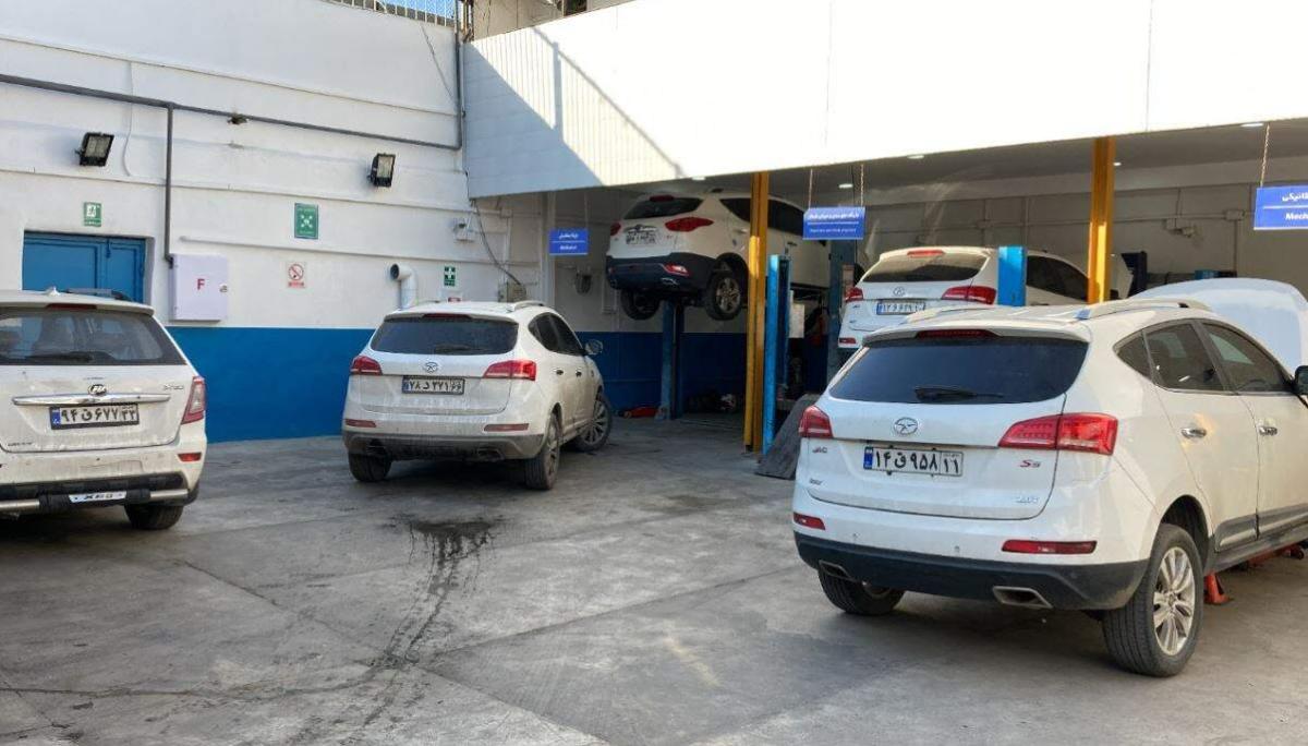 محوطه تعمیرگاه جک و لیفان در کرمان موتور 1708.jpg