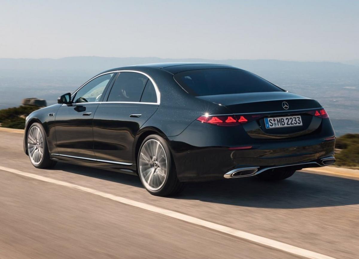 مرسدس بنز S کلاس 2027 معرفی شد؛ تحول پادشاه سدان های لوکس با قلب سوپر اسپرت - 3 - نمای پشت.jpg