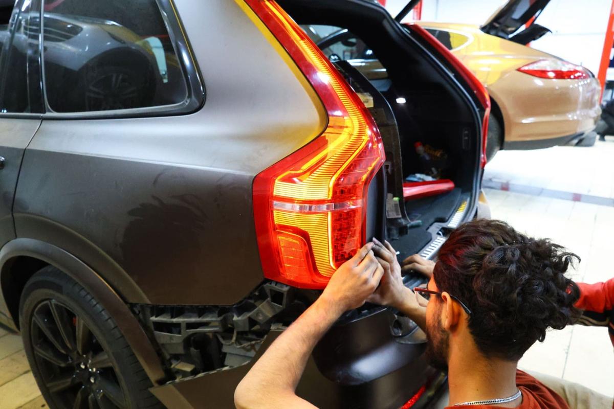 مرکز هیولا سوئد - کاور.jpg