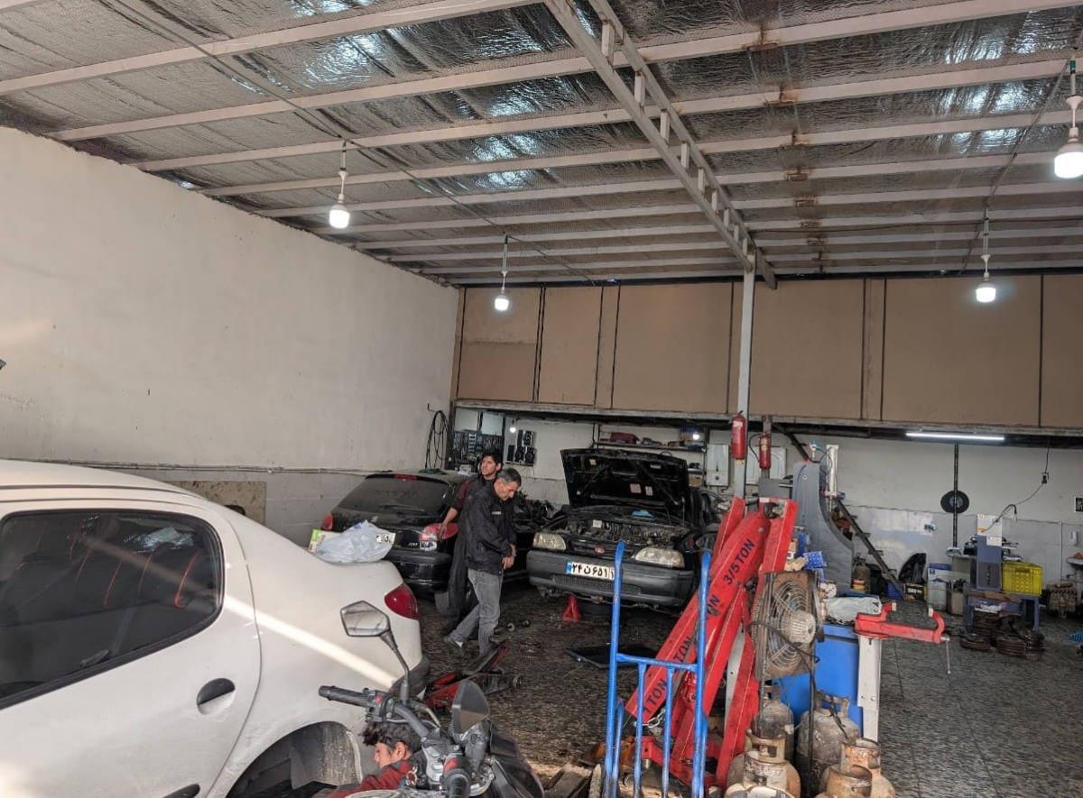 مکانیکی عمو حسن در سی متری جی - نما داخل.jpg