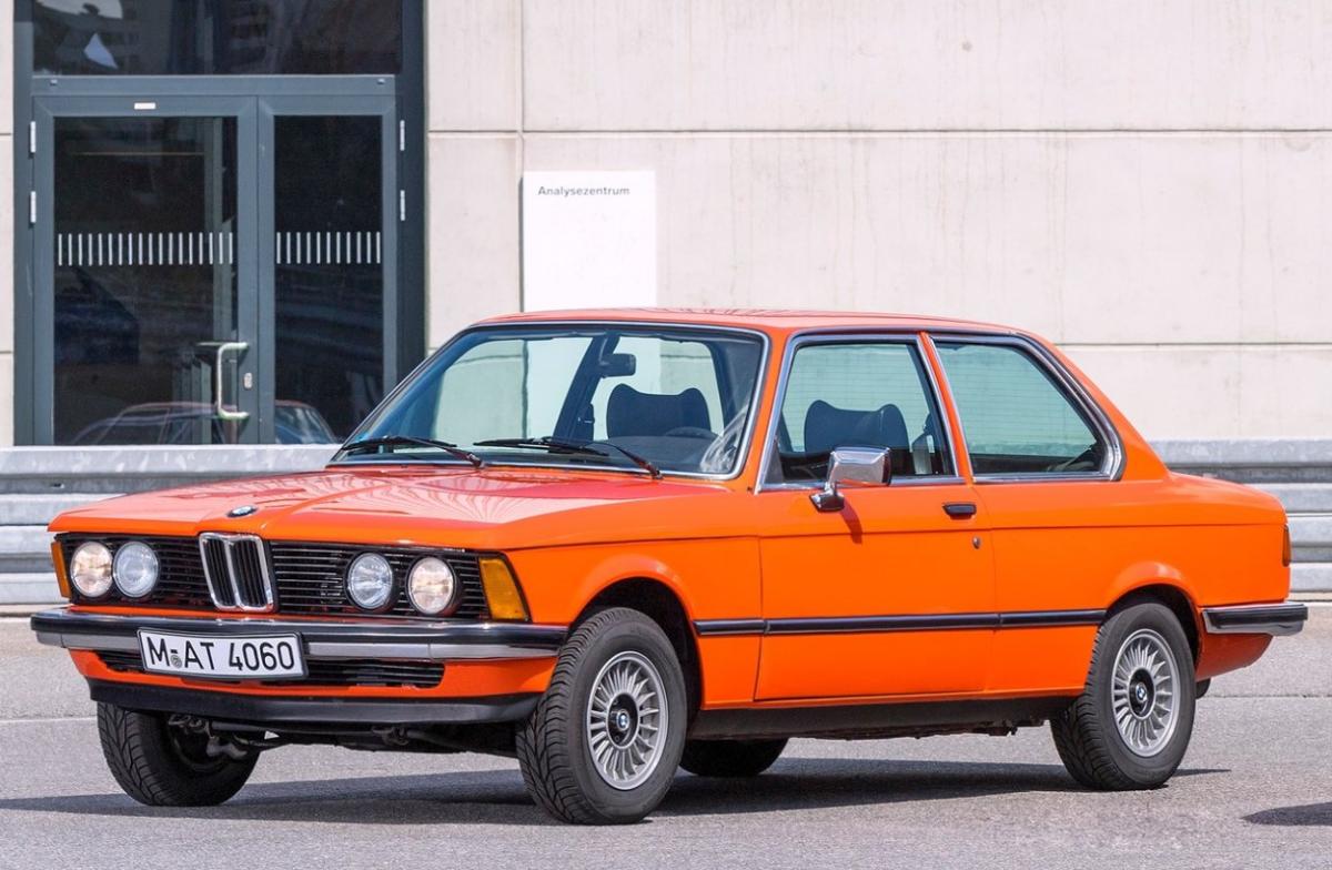 نسل اول (E21) - سال 1975.jpg