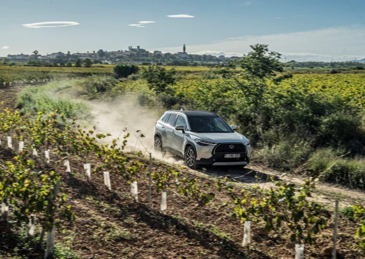 نمای بیرون تویوتا کرولا هیبرید.jpg