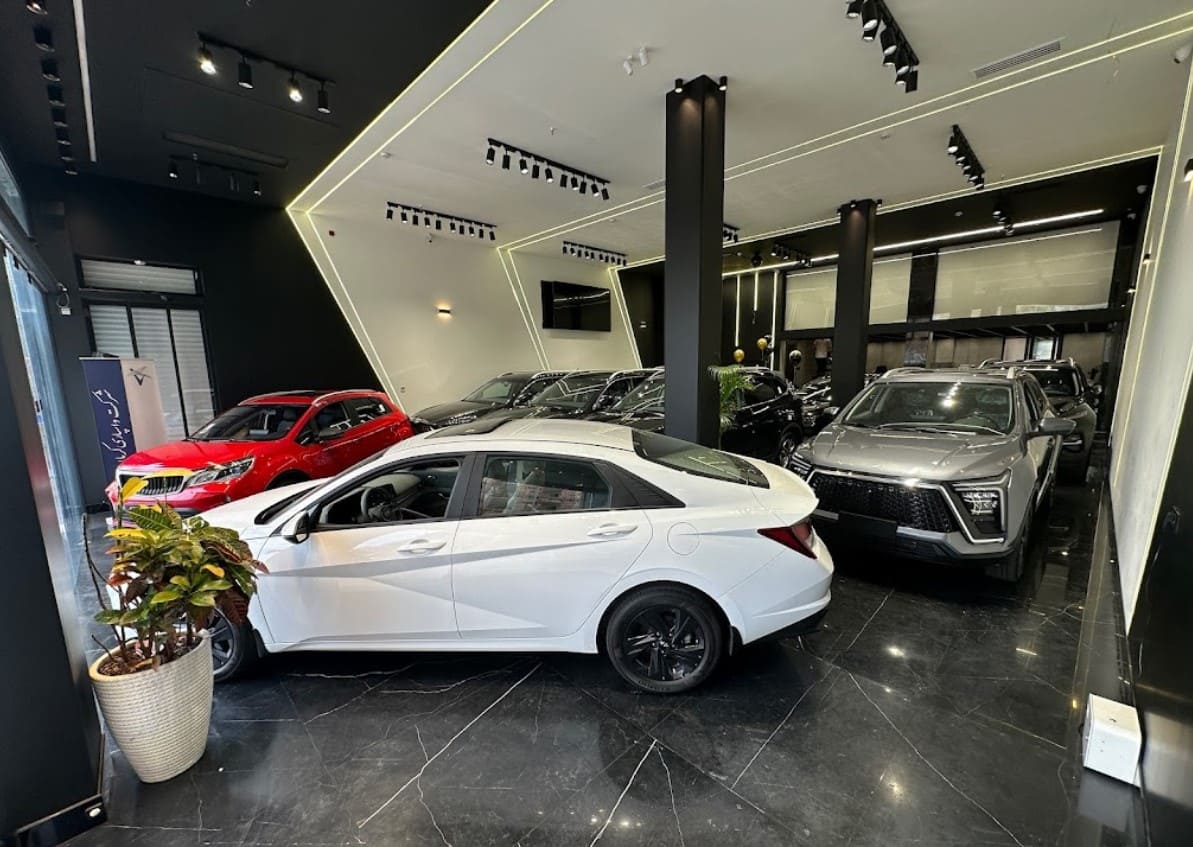 نمای داخل نمایشگاه 1111 در محمودیه.jpg