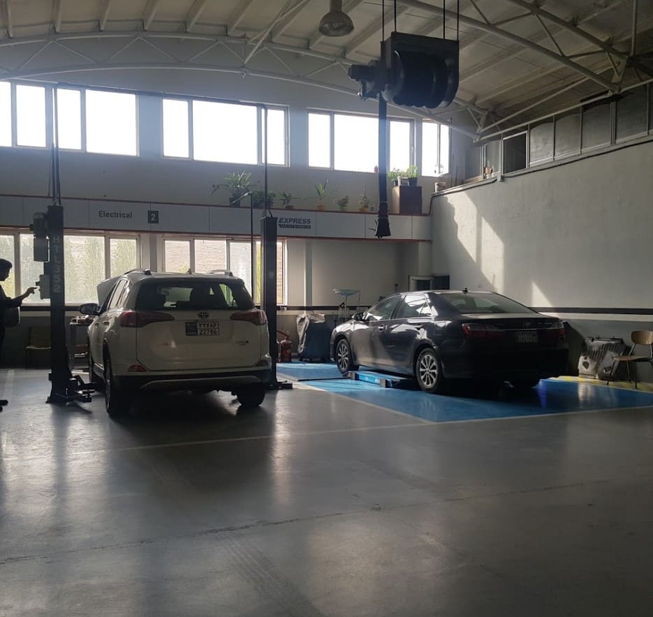 نمای داخل نمایندگی تویوتا و لکسوس تبریز.jpg