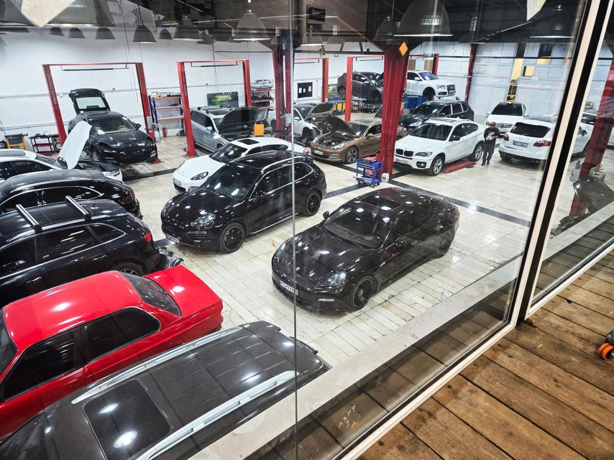 نمای سالن تعمیرات هیولا آلمان.jpg