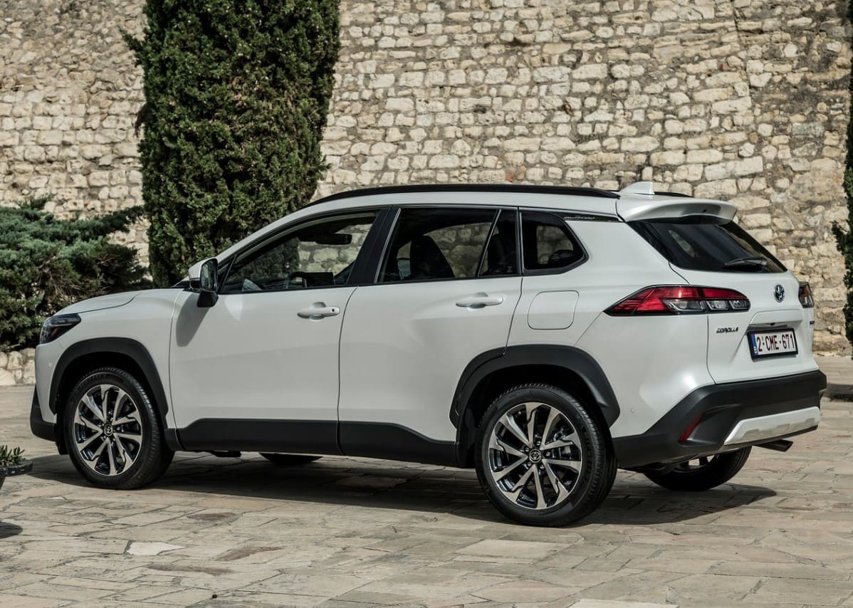 نمای عقب کرولا هیبرید کراس.jpg