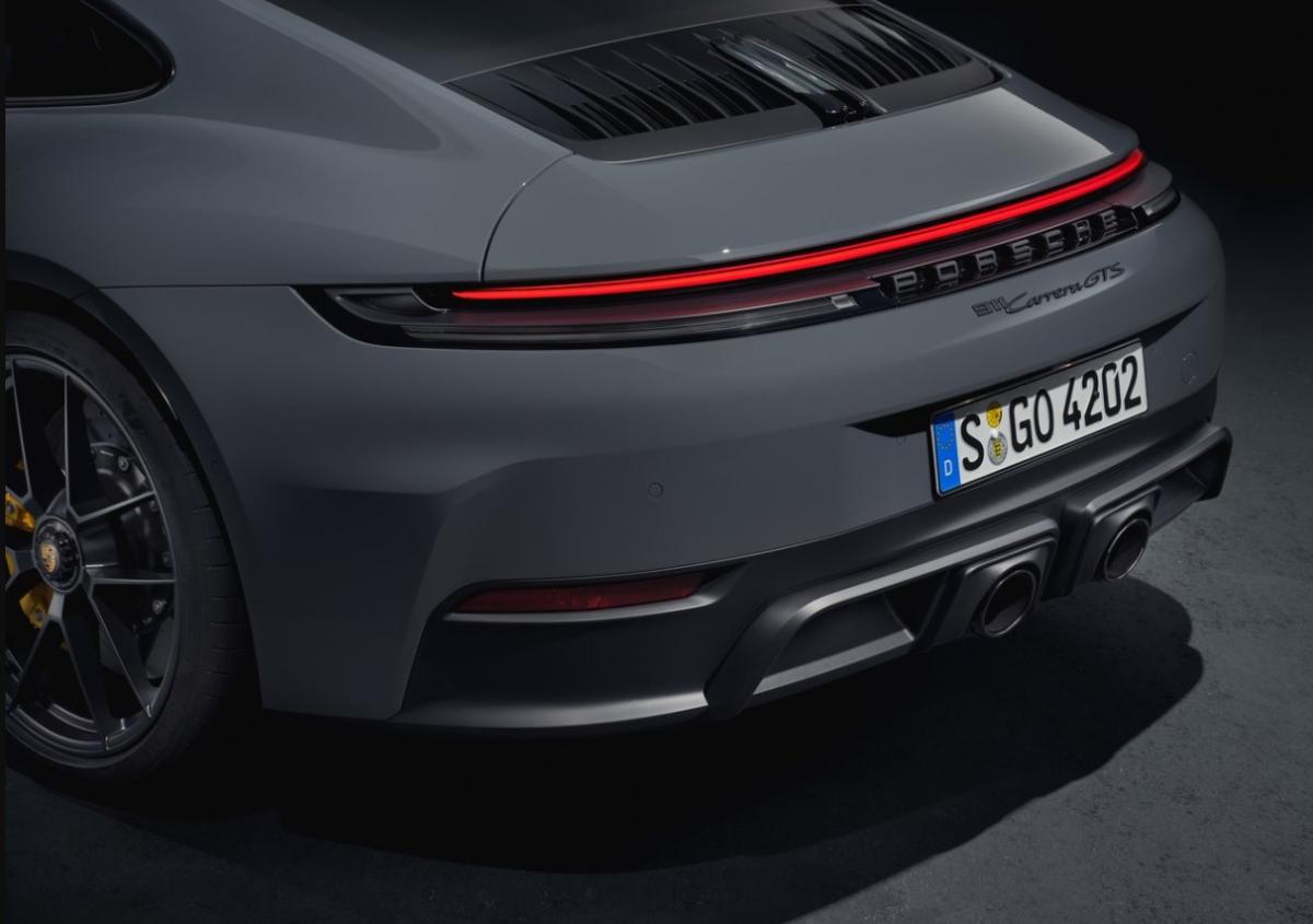 نمای پشتی پورشه 911 gts.jpg