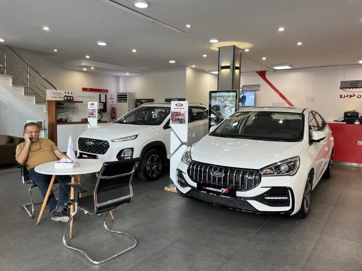 نمایشگاه مدیران خودرو خسروانی - نمای داخلی.jpg