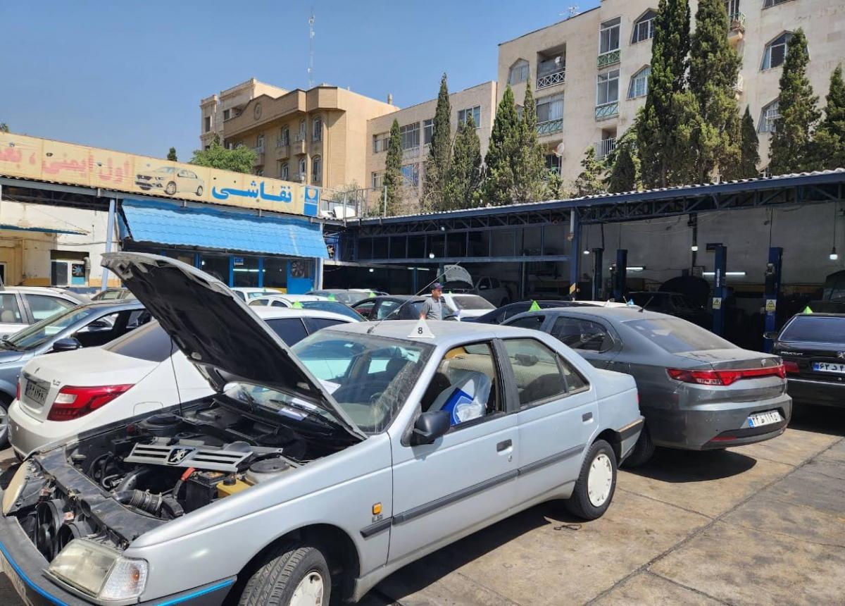 نمایندگی ایران خودرو 1113 در رسالت - نمای داخل - 6.jpg