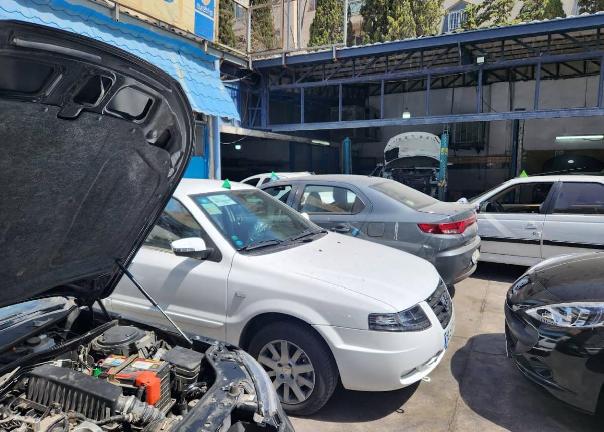 نمایندگی ایران خودرو 1113 در رسالت - نمای داخل .jpg