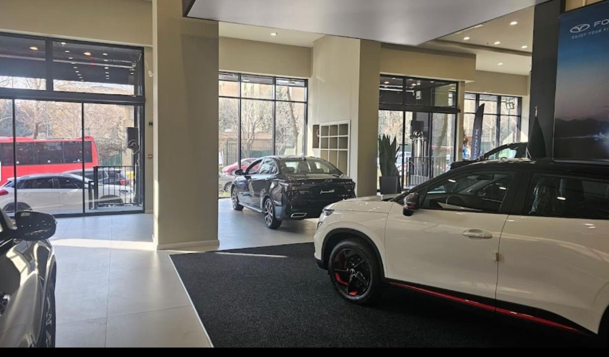 نمایندگی فروش فونیکس افتخار در کارگر شمالی - کد 368 - نمای شوروم - 3.jpg