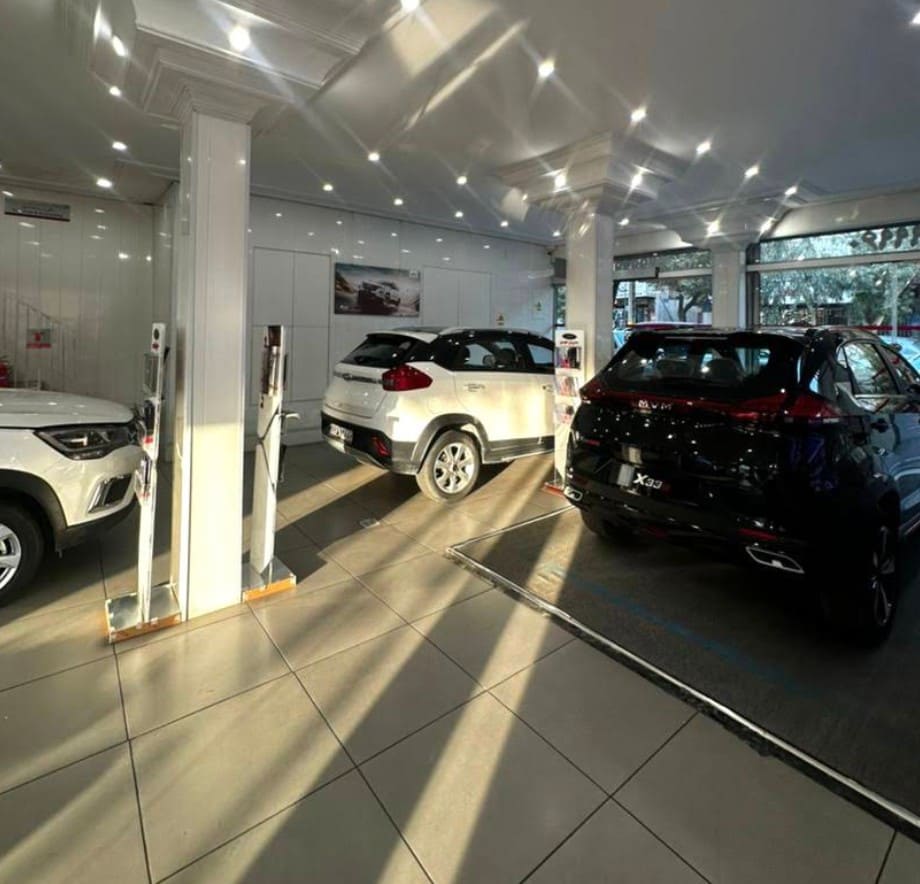 نمایندگی مدیران خودرو گودرزی در رودکی - نمای نمایشگاه - 2.jpg