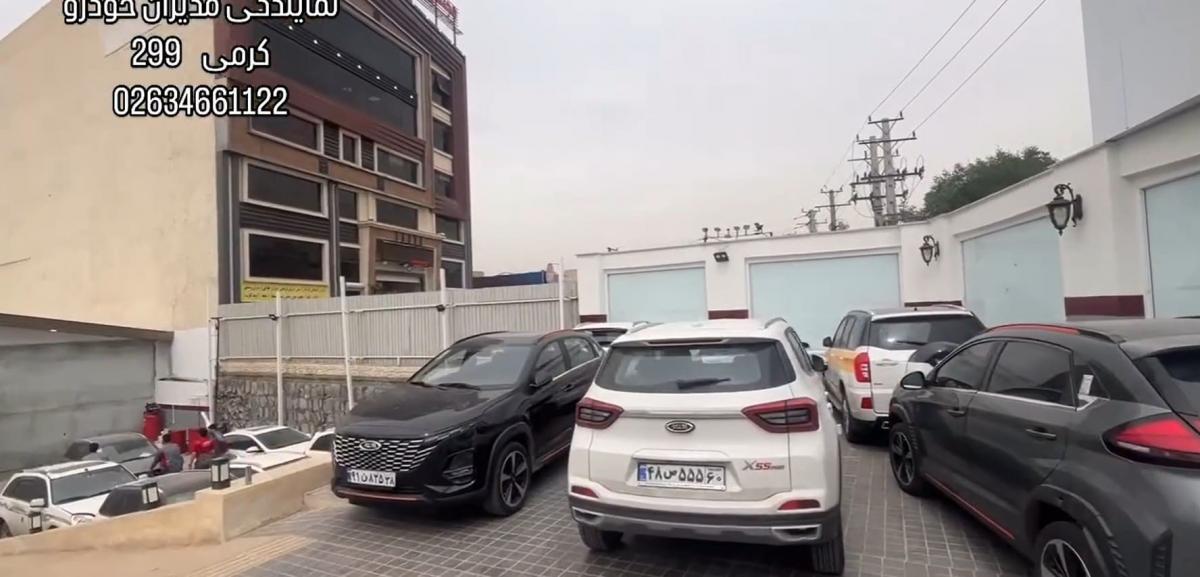 نمایندگی مدیران خودرو 299 کرمی در حصارک - نمای داخل.jpg