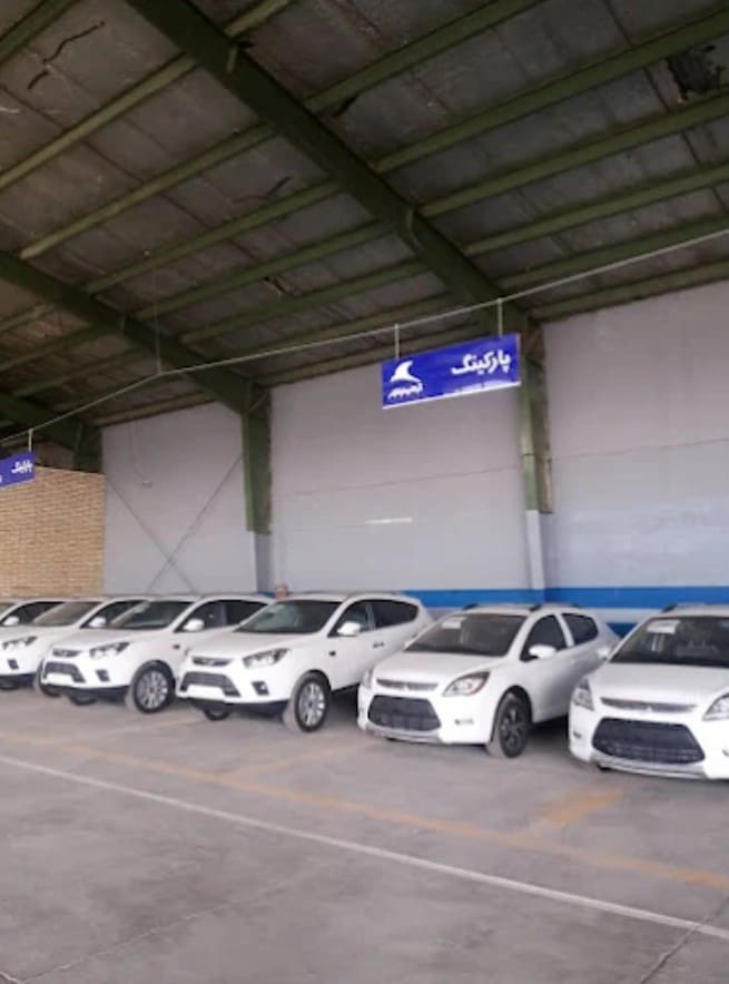 نمایندگی 1301 کرمان موتور در اصفهان - نمای پارکینگ تعمیرگاه.jpg