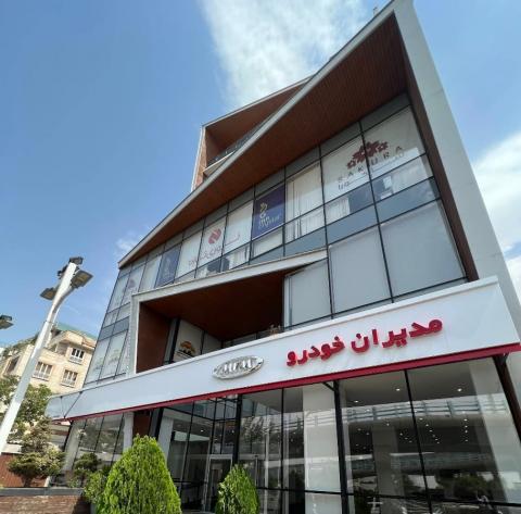 نمایندگی مدیران خودرو 499 در بلوار ارتش - نمای بیرون